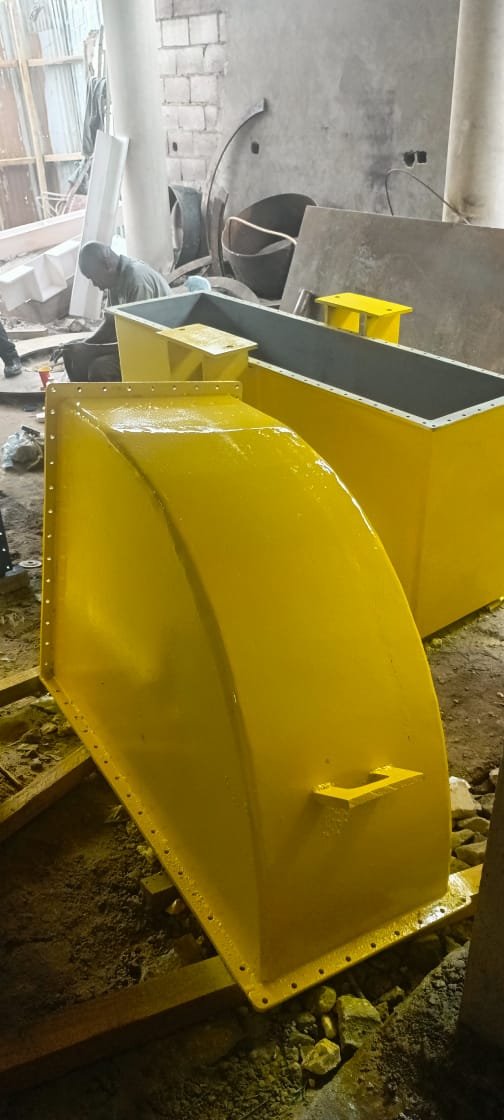 Un équipement jaune en cours de fabrication