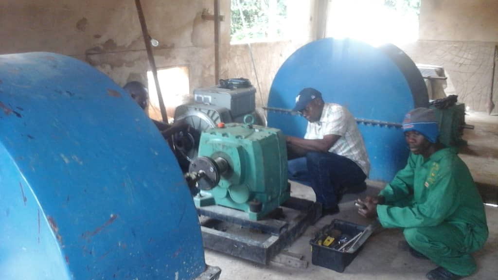 Techniciens EMSET dans un atelier industriel